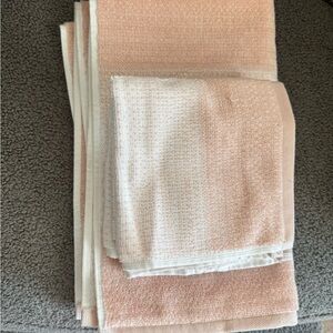 Better Homes and Gardens Peach Hand Towels